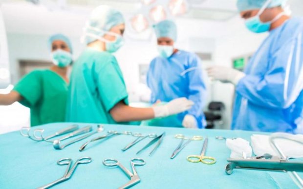 Хірурги побилися прямо під час операції: відео