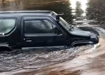 "Движение авто во время затопления. Фото: Youtube"