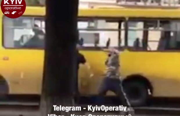 Оскаженілі водії влаштували махач у центрі Києва - трамвай проти маршрутки