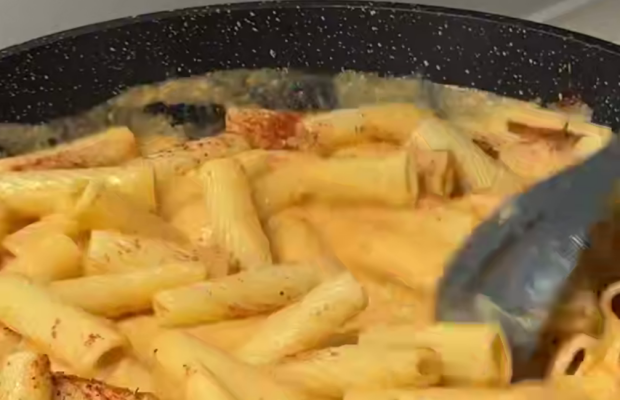Макарошки, які гріють краще за плед: вершково-томатний соус для довгих осінніх вечорів, рецепт