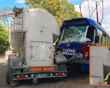 Вантажівка Scania зіткнулась з трамваєм №11 на Будівельників у Дніпрі