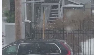 Полуголая американка гуляет по городу во время снежного шторма (видео)