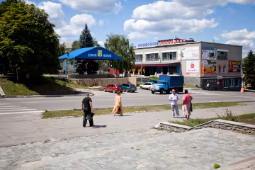 Ищу семью: харьковские школьницы взяли под опеку "фронтовичку" с Донбасса, трогательные кадры