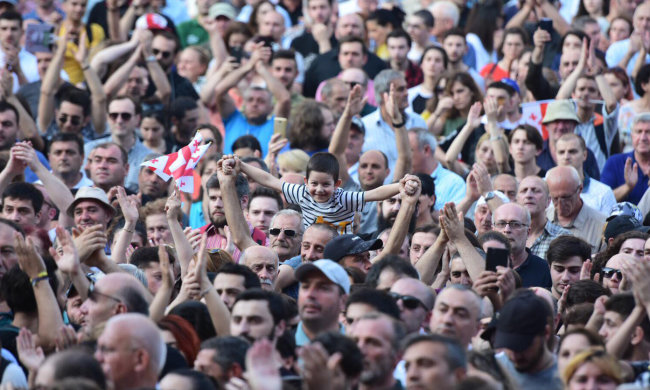 Грузины отомстили наглым россиянам за Украину: георгиевские ленты не выдержали желто-голубого флага