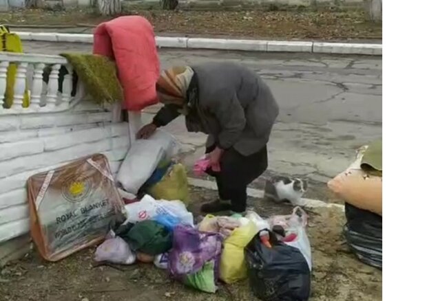 Пенсіонерка змушена побиратися на смітнику і спати на вулиці: розплакалася коли їй подарували шкарпетки