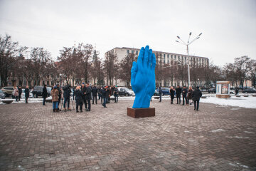 Синя рука "перекочувала" від Кличка до Філатова: скандальний арт-об'єкт встановили у Дніпрі