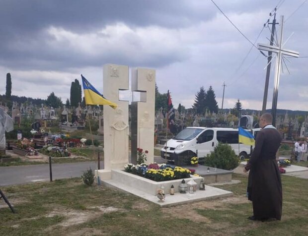 На Львівщині освятили пам'ятник загиблим на Донбасі героям: "Дякуємо за мирне небо"