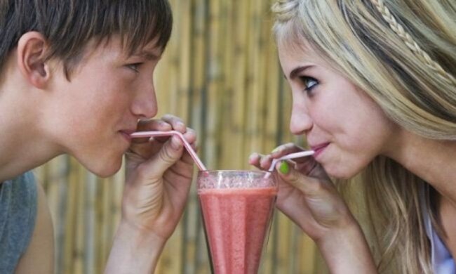 Владельца столичного кафе оштрафовали за позднее свидание школьников