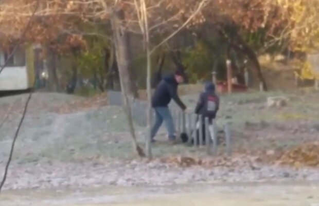 Чоловік б'є собаку / скріншот з відео