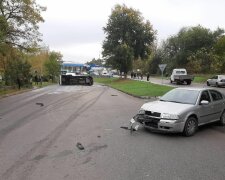 У Запоріжжі зухвалий легковик перевернув маршрутку з людьми, є постраждалі