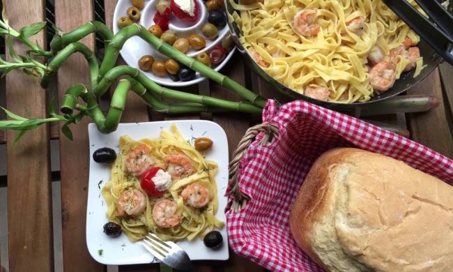 Рецепт фетучині з креветками під вершковим соусом всього за 15 хвилин