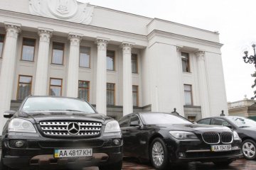 Поки "євробляхери" бунтують, у парламент купують новенькі Toyota Camry за 5 млн гривень