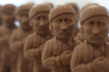 Порошенко начал с Россией шоколадную войну