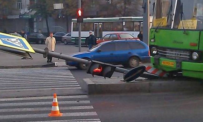В Харкові автобус зніс світлофор (фото)