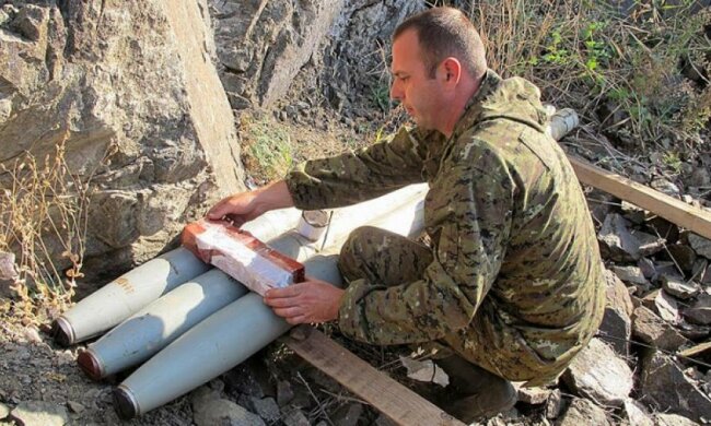 Сапери знешкоджують боєприпаси та міни в зоні АТО тоннами (фото)