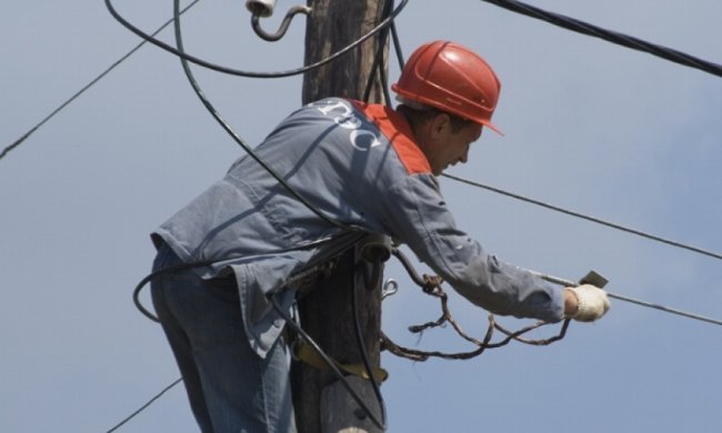  В Горловке срезали провода над железной дорогой