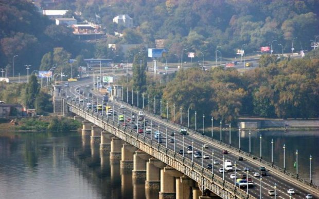 Киевляне рискуют жизнью: главный мост столицы "устал" вслед за Шулявским