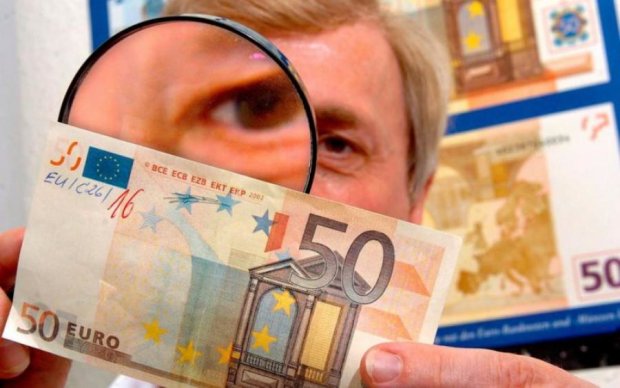 Курс валют на 27 червня: долар намагається вмити євро