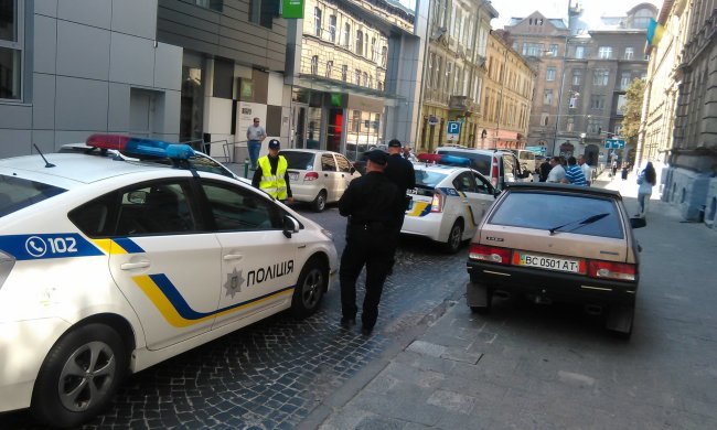 У Львові дивакувата поведінка "Спайдермена" на тротуарі привернула увагу поліції: фото