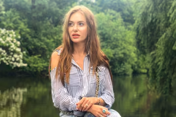 Камінська позаймалася біля станка тільки в рюшевому костюмчику: гаряче фото