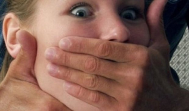 Отец два года насиловал 12-летнюю дочь на Закарпатье