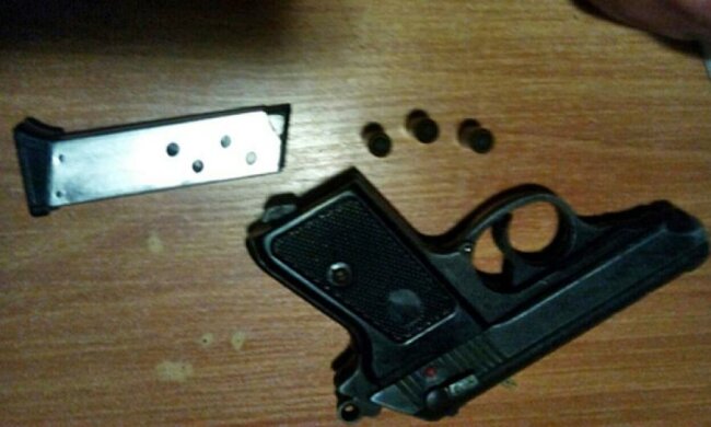 Рівнянин, що перебував «під кайфом», перевозив зброю і наркотики (фото)