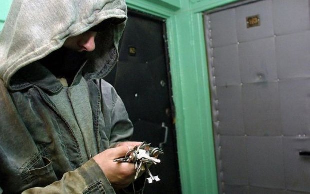 Даже не прячут лица: камера засняла банду дерзких отморозков в Киеве