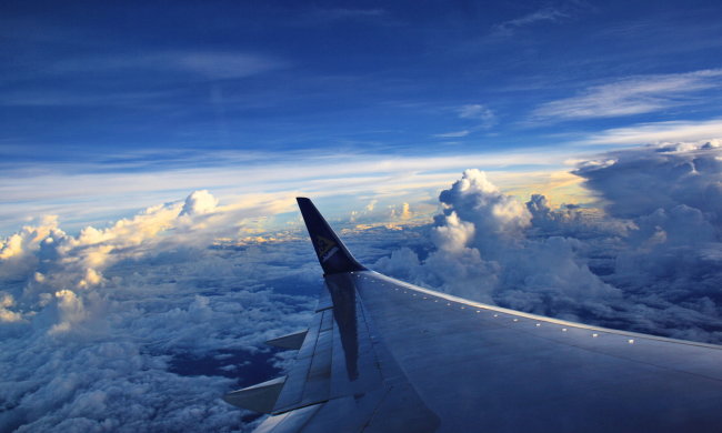 Иисуса Христа на прогулке по облакам засняли из окна самолета: видео