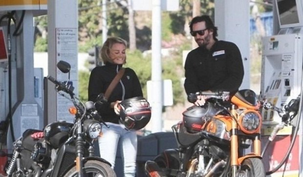Найзавидніший холостяк Голлівуду ганяє на мотоциклі з білявкою