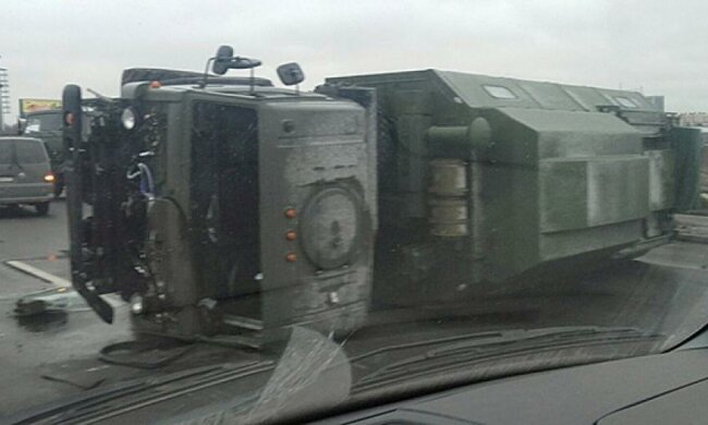 В Санкт-Петербурге на дороге перевернулись военные КамАЗы (фото)