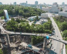 У Києві на горе-міст Кличка вперлося комунальне одоробло: "Час відкривати метро"