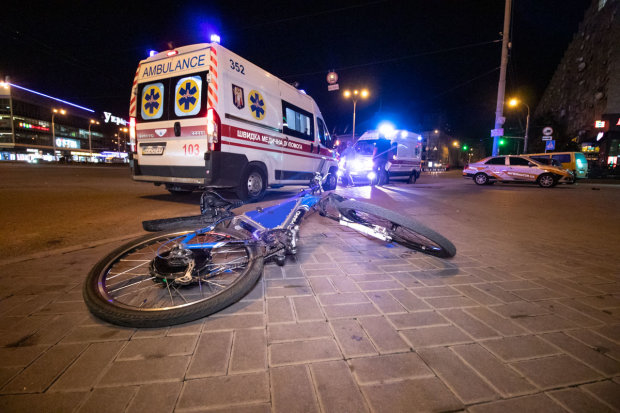 Київські велошумахери ледь не втратили життя через таксі: кадри моторошної аварії