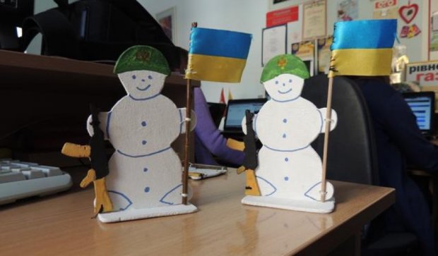 Школьники делают для бойцов АТО патриотических снеговиков (фото)