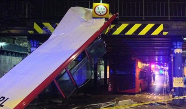Двухэтажный лондонский автобус врезался в мост