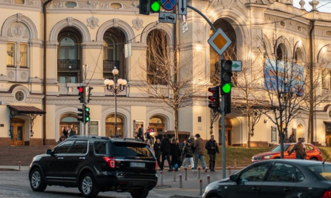 Украинцы, авто, светофор, фото из соцсетей