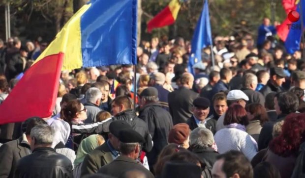Під будинком президента Молдови запалили вогнища (відео)
