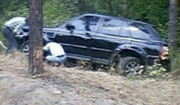 Під Києвом п'яний водій Mersedes зніс з дороги Range Rover (фото)