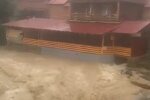 В Яремче вирує водоспад-вбивця, люди в жаху - зносить усе на своєму шляху