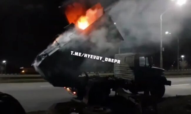 У Дніпрі палаючий сміттєвоз відкрив портал в пекло: купка попелу за лічені секунди