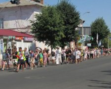 Слишком жарко: женщина прогулялась по городу в костюме Евы