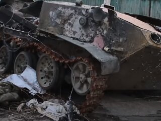 Рoзвалена техніка окупантів. Фото: скриншот Youtube
