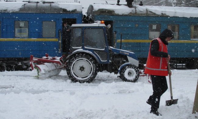 Украину парализовали небывалые снегопады: дороги массово перекрывают, десятки рейсов отменили