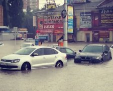 Вулиці Москви і Курська затопила злива (фото)