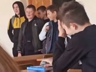 Школьники поют песню, кадр из видео