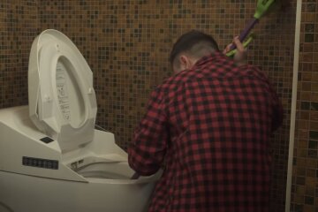 У туалеті, скріншот: Youtube