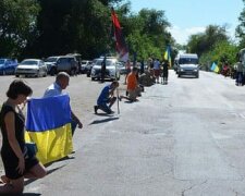 Днепряне встали на колени ради погибшего на Донбассе воина, море цветов и слез - Герои не умирают