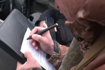 Вручення повістки, скріншот: YouTube
