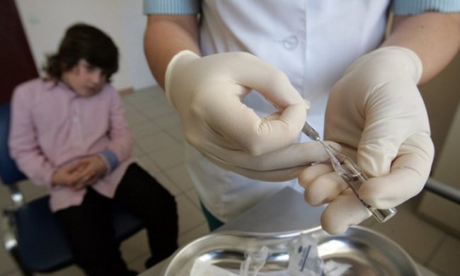 В Украине школы массово идут на карантин: сразу три эпидемии угрожают детям