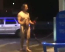 Обнаженный мужчина устроил переполох на заправке