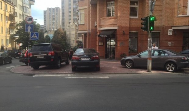 Трійка "героїв парковки" перекрила тротуар у центрі Києва (фото)